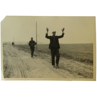 Солдат Вермахта ведёт арестованного мужчину в цивильной одежде. Территория СССР. Espenlaub militaria